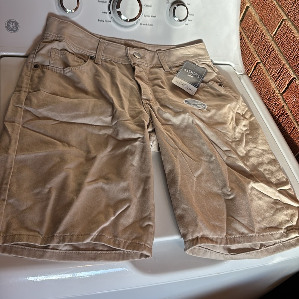 NWT Riders by Lee Tan Khaki Bermuda Shorts Instantly Slims You Irregular 10 M - Picture 9 of 16